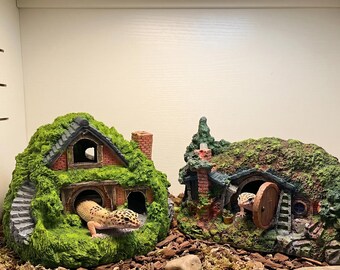 HandCrafted Mossy Shire Cottage Leopardgecko Versteck, Handbemalte MiniatureDekoration, Hobbit Haus Reptilien Versteck, Einzigartige Kleintier Höhle