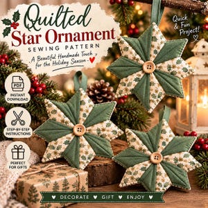 以下が含まれることがあります： Quilted Star Ornament Sewing Pattern, A Beautiful Handmade Touch for the Holiday Season, Quick & Fun Project, Instant Download, Step-by-Step Instructions, Perfect for Gifts, Decorate Gift Enjoyというテキストが記載されたキルティングスターオーナメントの縫製パターン。緑と花柄の布パネルと中央の木製ボタンが付いた3つの星型オーナメントが示されています。