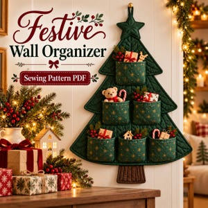 Peut inclure: Un organisateur mural matelassé vert foncé en forme de sapin de Noël avec six poches, orné de motifs d'étoiles dorées. Le texte "Festive Wall Organizer" et "Sewing Pattern PDF" est imprimé en rouge foncé et noir sur le côté supérieur gauche.