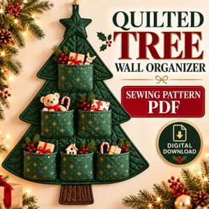 Może przedstawiać: Ciemnozielony, pikowany organizer ścienny w kształcie choinki z sześcioma kieszeniami w złote gwiazdki. Tekst głosi QUILTED TREE WALL ORGANIZER SEWING PATTERN PDF oraz DIGITAL DOWNLOAD. Posiada brązowy pień i gwiazdę na czubku.