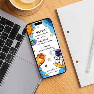 Puede incluir: Un smartphone mostrando una invitación con temática espacial con el texto ELISA, SUBES A BORDO DE LA NAVE?, SÁBADO, 2 DE JULIO/ 18:00H, C/ JÚPITER, GALAXIA EXTERIOR, CONFIRMAR AL 654 123 000, con ilustraciones de un astronauta, alien y cometa.