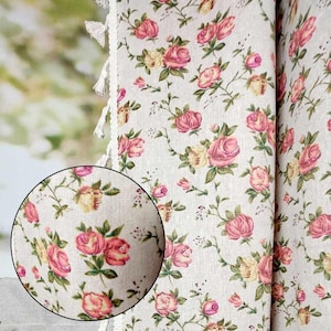 Linnegardin i cottagecore, rött blommönster, panel i lantlig bohemisk stil