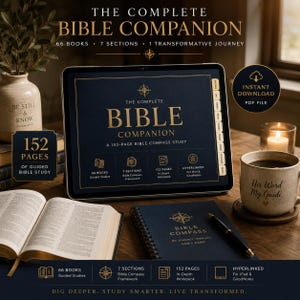 Op de afbeelding: Een digitale tablet toont The Complete Bible Companion, een studiegids van 152 pagina's met gouden tekst op een donkerblauwe achtergrond. Daarnaast liggen een open boek, een spiraalblok, een pen, een mok en een vaas met de tekst Be Still & Know.