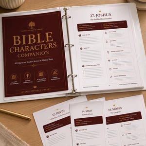 Könnte beinhalten: Ein weißer Ringbuchordner mit einem Bible Characters Companion Studienführer. Die linke Seite zeigt ein dunkelrotes Deckblatt mit goldenem Text, während die rechte Seite ein Arbeitsblatt für Josua enthält. Weitere lose Blätter liegen darunter.