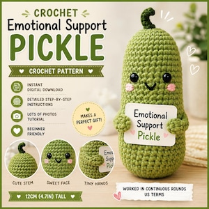 Könnte beinhalten: Eine grüne gehäkelte Gewürzgurke mit Stiel, schwarzen Augen und rosa Wangen, die ein Schild mit der Aufschrift Emotional Support Pickle hält. Das Bild enthält Text für eine Häkelanleitung, 12 cm groß, Sofort-Download und anfängerfreundlich.