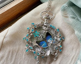 Handgjort fickur med blå fjärilsblommor, halsband, vintage silver, klocka, hänge, kristall, fairycore, Cottagecore, midjeberlock, present till henne