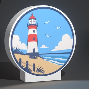 Könnte beinhalten: Rundes Schild mit Leuchtturmmotiv. Der rot-weiß gestreifte Leuchtturm steht unter blauem Himmel mit Wolken und Möwen. Die Szene zeigt einen Sandstrand und das Meer, eingerahmt von einem weißen Rand.