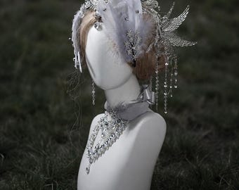 Srebrny zestaw nakrycia głowy ze skrzydłami anioła, korona wróżki fantasy, spinki do włosów z piór, kryształowy łańcuszek choker, biżuteria ślubna
