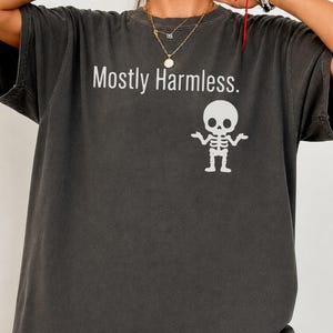 Comfort Colors® Meist harmloses Skelett Shirt, lustiges minimalistisches T-Shirt, schwarzer Humor Geschenk für sie, sarkastisches süßes Shirt, einfaches grafisches T-Shirt