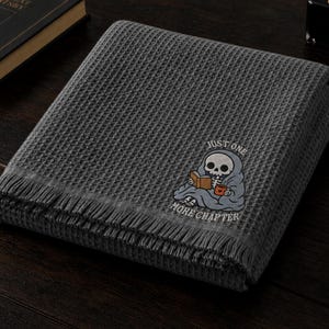 Geborduurde wafelgooi deken nog één hoofdstuk, cadeau grappig boekenliefhebber, gezellige lezerdeken, boekenwurmcadeau, decor Dark Academia Home