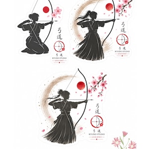 Peut inclure: Trois autocollants représentant des silhouettes noires d'archers en vêtements japonais traditionnels tenant des arcs. Chaque motif inclut un soleil rouge, des fleurs de cerisier roses et le texte Kyudo Studio Japan Spirit avec des kanjis.