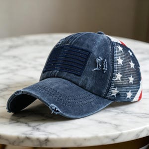 Sombrero de estilo retro con estampado de mezclilla lavada y parche de bandera bordado. Perfecto para atuendos casuales diarios o para festivales.