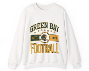 Könnte beinhalten: Ein weißes Sweatshirt mit Rundhalsausschnitt und einem Grafikdruck, der GREEN BAY FOOTBALL in dunkelgrüner und gelber Schrift zeigt. Das Design enthält ein zentrales Football-Helm-Symbol, den Text EST. 1919 und eine Reihe von sechs kleinen gelben Sternen.