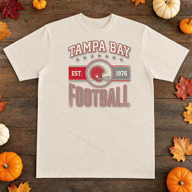 Escudo vintage do Tampa Bay Buccaneers em PNG, design retrô para sublimação estilo universitário, download digital. imagem 2