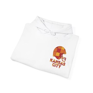 Kansas City Chiefs Patchwork-Helm-Hoodie, Retro-Football-Sweatshirt, Spieltagspullover, Fan-Hoodie Bild 8