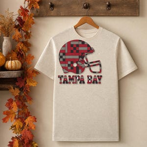 Camiseta de fútbol americano Tampa Bay Patchwork Helmet, camiseta vintage para el día del partido, ropa deportiva, gran regalo imagen 6