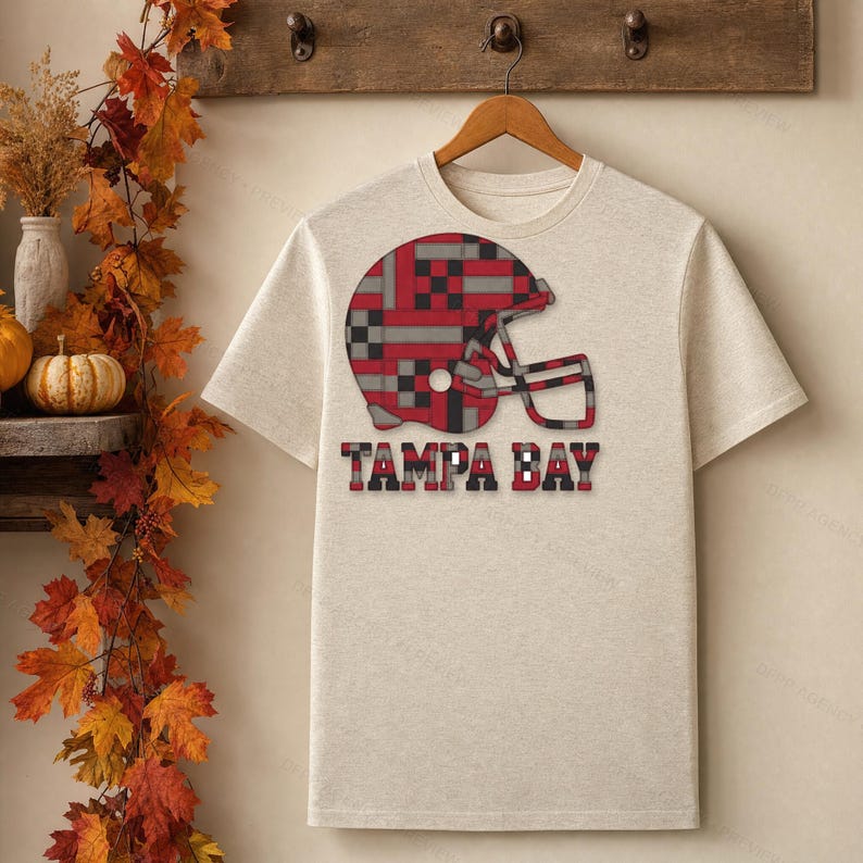 Camiseta de fútbol americano Tampa Bay Patchwork Helmet, camiseta vintage para el día del partido, ropa deportiva, gran regalo imagen 6