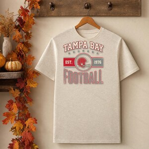 Escudo vintage do Tampa Bay Buccaneers em PNG, design retrô para sublimação estilo universitário, download digital. imagem 4