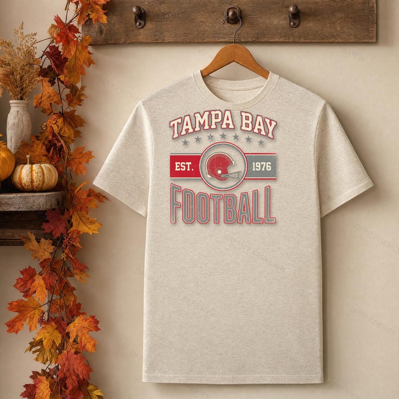 Escudo vintage do Tampa Bay Buccaneers em PNG, design retrô para sublimação estilo universitário, download digital. imagem 4