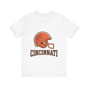 シンシナティ・ビンテージ・バーシティ・ヘルメット・フットボールシャツ、レトロ・ゲームデーTシャツ、ユニセックス・ファンアパレル、スポーツギフト 画像 1