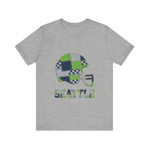 シアトルパッチワークヘルメットフットボールシャツ、レトロゲームデーTシャツ、ユニセックスファンアパレル、スポーツギフト 画像 2