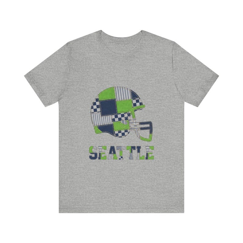 シアトルパッチワークヘルメットフットボールシャツ、レトロゲームデーTシャツ、ユニセックスファンアパレル、スポーツギフト 画像 2