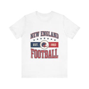 T-shirt con stemma vintage del New England / Grafica per tifosi di football americano / T-shirt unisex immagine 1