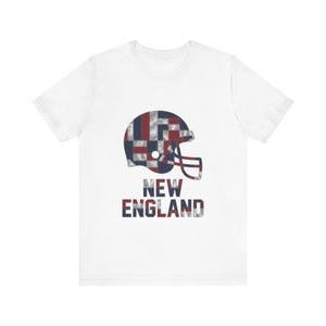 ニューイングランド パッチワーク ヘルメット フットボールシャツ、レトロ ゲームデー Tシャツ、ユニセックス ファンアパレル、スポーツギフト 画像 1