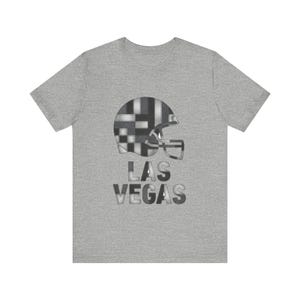 ラスベガス パッチワーク ヘルメット フットボールシャツ、レトロ ゲームデー Tシャツ、ユニセックス ファンアパレル、スポーツギフト 画像 2