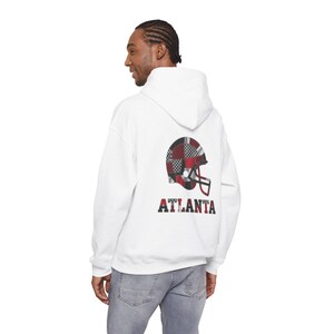 Sudadera con capucha y casco de retazos de fútbol americano de Atlanta, sudadera para el día del partido, regalo para el aficionado imagen 6