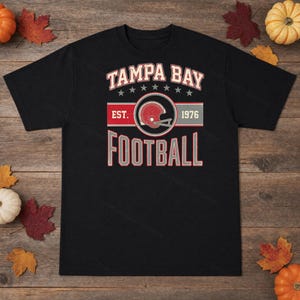 Escudo vintage do Tampa Bay Buccaneers em PNG, design retrô para sublimação estilo universitário, download digital. imagem 3