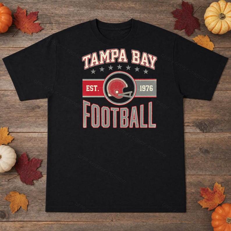 Escudo vintage do Tampa Bay Buccaneers em PNG, design retrô para sublimação estilo universitário, download digital. imagem 3