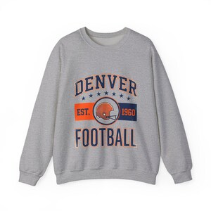 Sudadera con escudo vintage de Denver / Gráfico para aficionados al fútbol americano / Sudadera unisex imagen 2