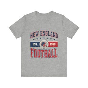 T-shirt con stemma vintage del New England / Grafica per tifosi di football americano / T-shirt unisex immagine 2