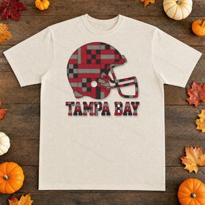 Camiseta de fútbol americano Tampa Bay Patchwork Helmet, camiseta vintage para el día del partido, ropa deportiva, gran regalo imagen 4