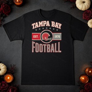 Escudo vintage do Tampa Bay Buccaneers em PNG, design retrô para sublimação estilo universitário, download digital. imagem 5
