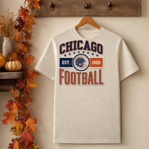 Logo vintage de l'équipe de football américain de Chicago (PNG), design rétro universitaire par sublimation, téléchargement numérique image 4