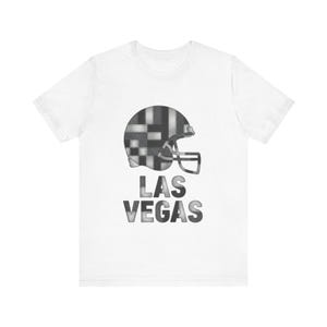ラスベガス パッチワーク ヘルメット フットボールシャツ、レトロ ゲームデー Tシャツ、ユニセックス ファンアパレル、スポーツギフト 画像 1