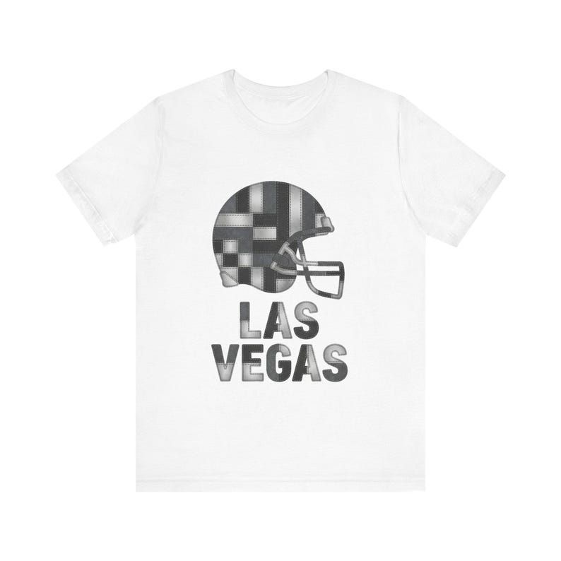 ラスベガス パッチワーク ヘルメット フットボールシャツ、レトロ ゲームデー Tシャツ、ユニセックス ファンアパレル、スポーツギフト 画像 1