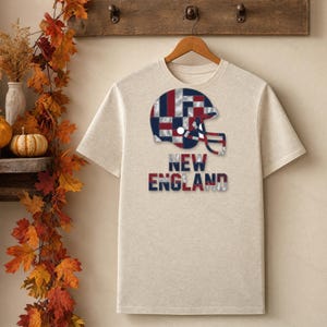 ニューイングランド パッチワーク ヘルメット フットボールシャツ、レトロ ゲームデー Tシャツ、ユニセックス ファンアパレル、スポーツギフト 画像 6