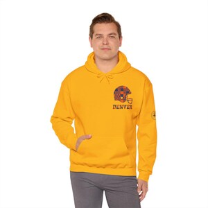 Sudadera con capucha y casco de Denver Patchwork, sudadera retro de fútbol americano, sudadera para el día del partido, sudadera con capucha para aficionados imagen 4