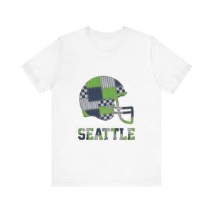 シアトルパッチワークヘルメットフットボールシャツ、レトロゲームデーTシャツ、ユニセックスファンアパレル、スポーツギフト 画像 1