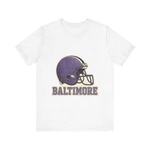 Camiseta de fútbol americano con casco universitario vintage de Baltimore, camiseta retro para el día del partido, ropa unisex para aficionados, regalo deportivo imagen 1