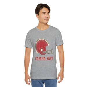 Camiseta de Tampa Bay para el día del partido, camiseta vintage de aficionado al fútbol americano con casco universitario, camiseta deportiva de estilo vintage. imagen 1