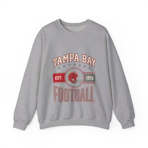 Sweat-shirt vintage à écusson des Tampa Bay | Graphisme pour fans de football | Sweat-shirt unisexe image 2