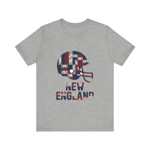 ニューイングランド パッチワーク ヘルメット フットボールシャツ、レトロ ゲームデー Tシャツ、ユニセックス ファンアパレル、スポーツギフト 画像 2