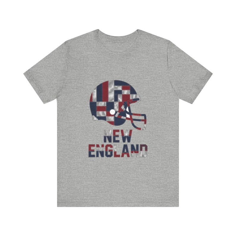 ニューイングランド パッチワーク ヘルメット フットボールシャツ、レトロ ゲームデー Tシャツ、ユニセックス ファンアパレル、スポーツギフト 画像 2