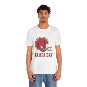 Camiseta de Tampa Bay para el día del partido, camiseta vintage de aficionado al fútbol americano con casco universitario, camiseta deportiva de estilo vintage. imagen 6