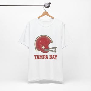 Camiseta de Tampa Bay para el día del partido, camiseta vintage de aficionado al fútbol americano con casco universitario, camiseta deportiva de estilo vintage. imagen 5