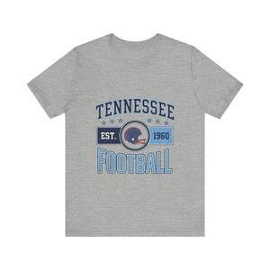 テネシー・タイタンズ ヴィンテージ クレスト Tシャツ | フットボールファン向けグラフィック | ユニセックス Tシャツ 画像 2